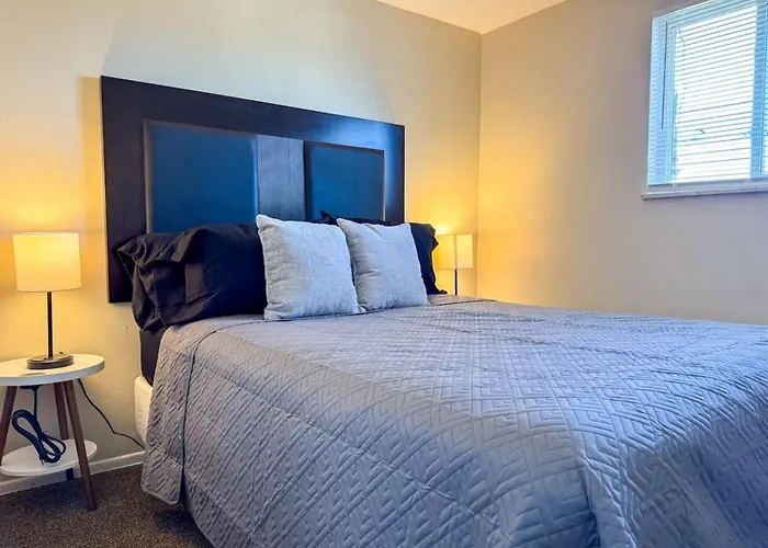 Sleeps 8 2 Full Apartments With 3 Beds And Parking