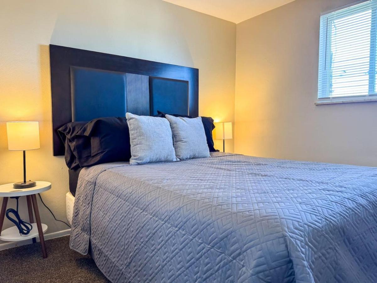 Sleeps 8 2 Full With 3 Beds And Parking *